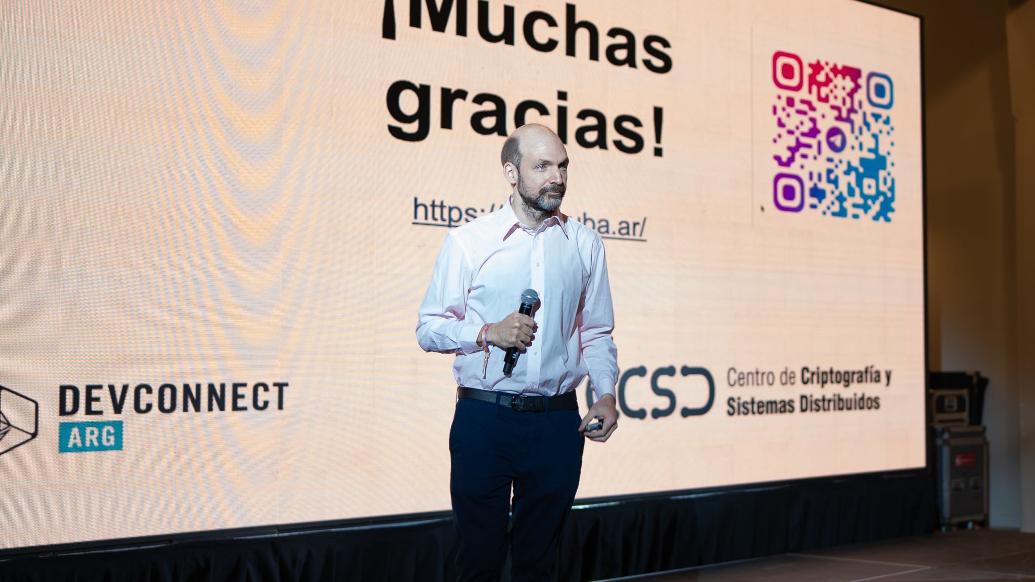 Pablo Deymonnaz presentando el CCSD en Devconnect Buenos Aires