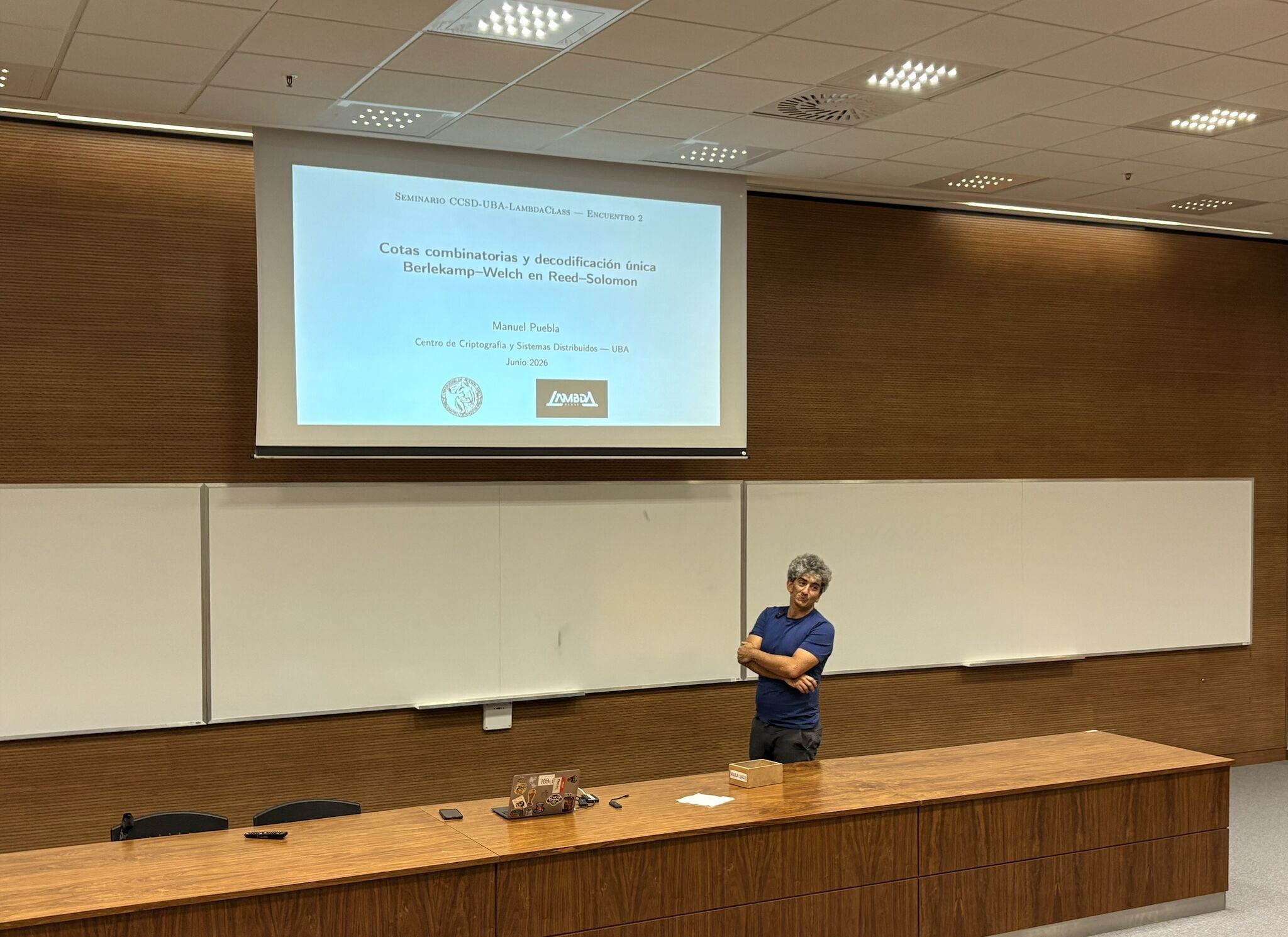 Manuel Puebla en el segundo encuentro del seminario, sobre cotas combinatorias y decodificación única con Berlekamp-Welch en Reed-Solomon